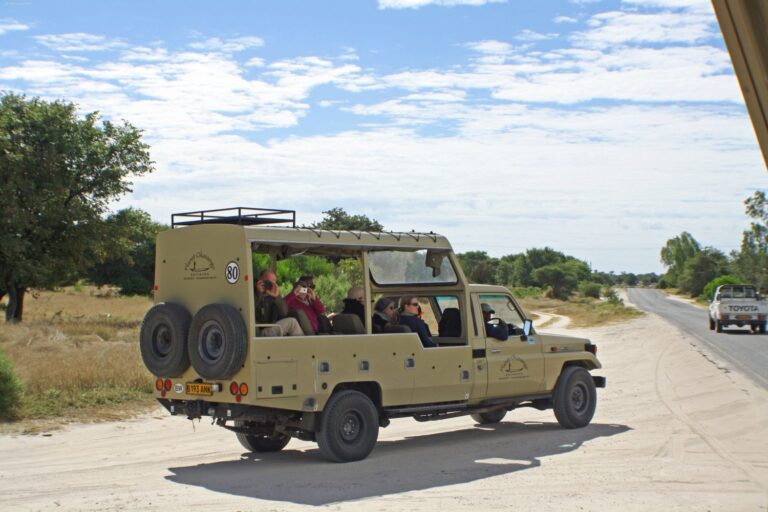 Offener Jeep bei Maun ©ExtraHR