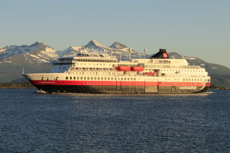 MS Finmarken Schiffsbegegnung 2015