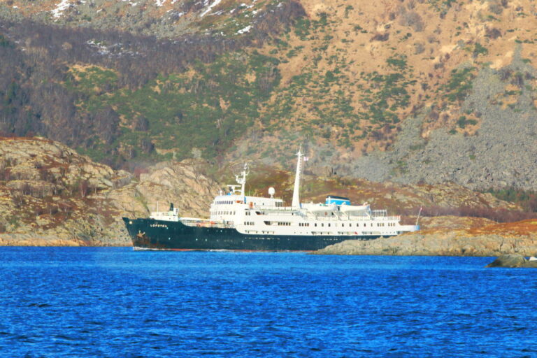 MS Lofoten bei Svolvær, Lofoten