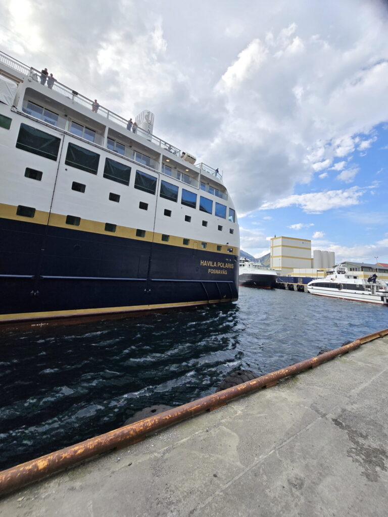 Einlaufen MS Polaris in Oksfjord