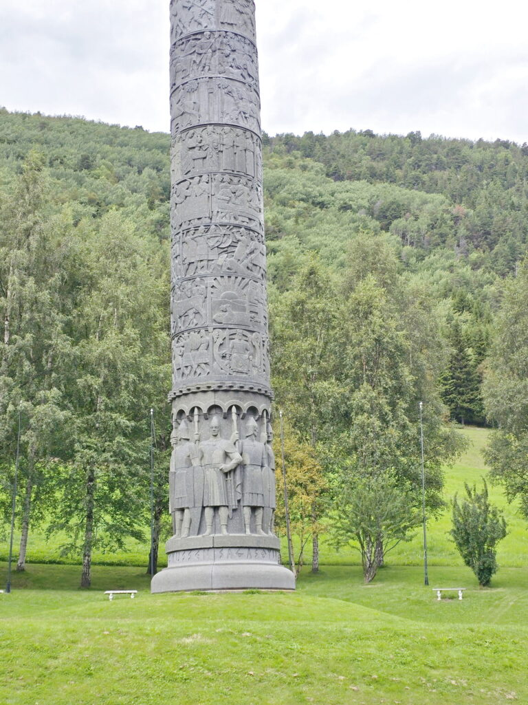 Bøverdal Säule, Lom