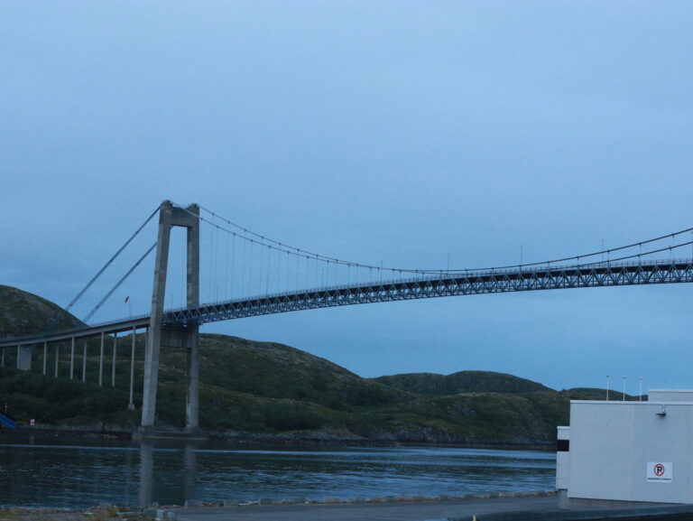 Brücke über den Naeroysund bei Rørvik ein