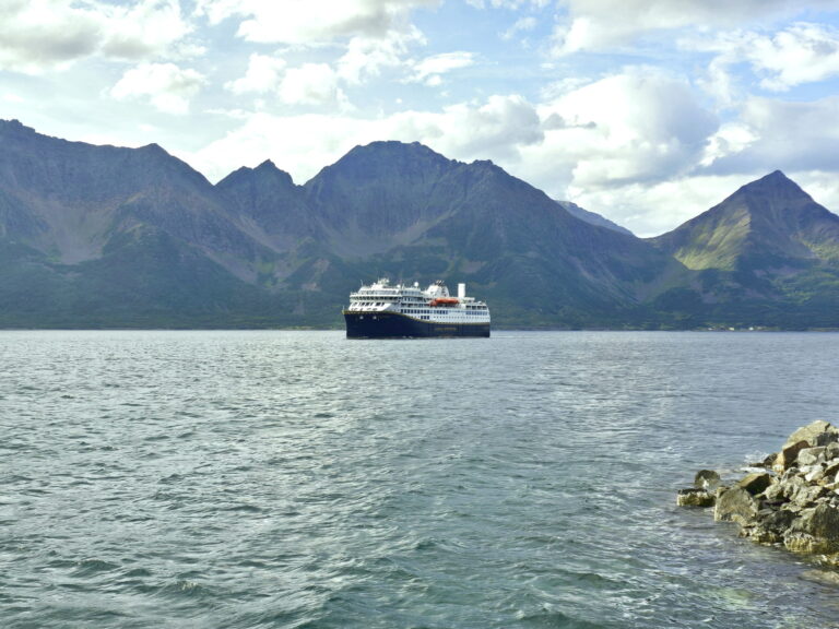 Einlaufen MS Polaris in Oksfjord