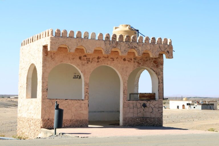 Bushaltestelle im Oman bei Sur