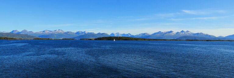Molde, Blick auf das bis 2000m hohe Romsdaler Gebirgsmassivs H