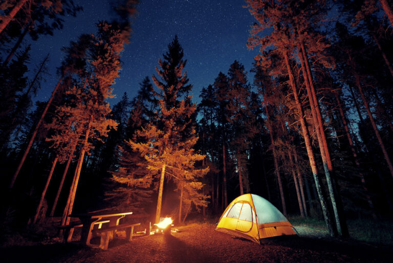 Kanada Alberta Camping unter Sternen mit Lagerfeuer