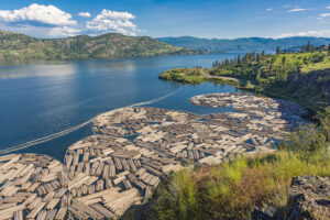 Okanagan Lake mit Kelowna British Columbia