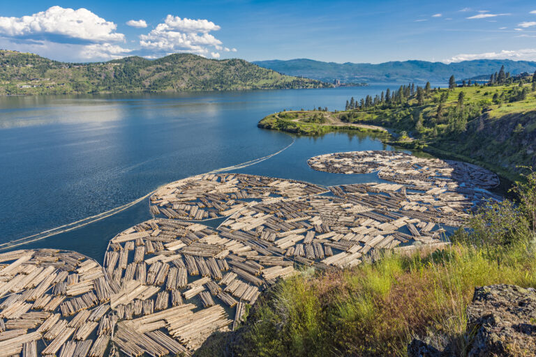 Okanagan Lake mit Kelowna British Columbia