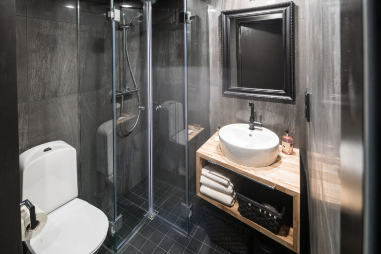 Arctic TreeHouse Hotel Suite bathroom
