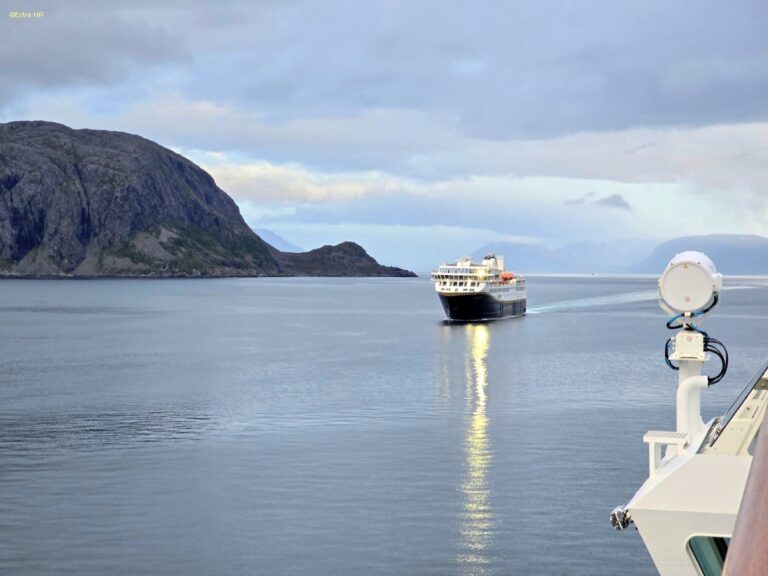 MS Havila Pollux Schiffsbegegnung vor den Lofoten ©ExtraHR