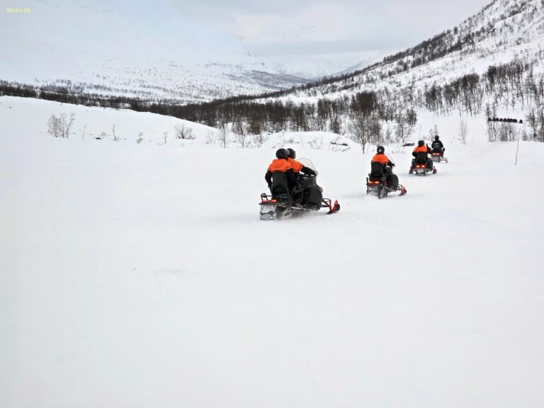 SnowMobil Camp Tamok Tromsø Winter ©ExtraHR