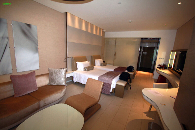 Abu Dhabi Yas Hotel ©ExtraHR 100