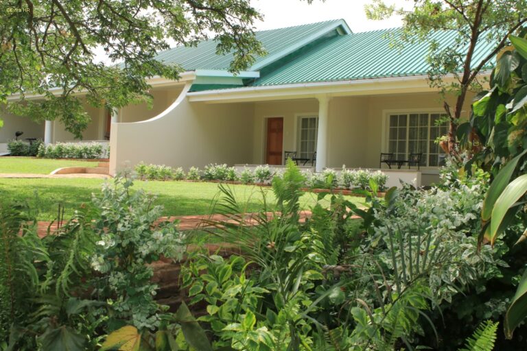 Zimbabwe 07a Vik Falls Batonga Guest Lodge